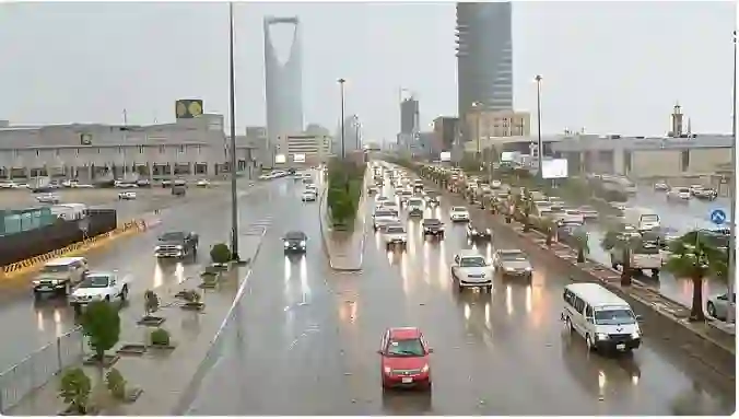 الوطني للأرصاد: حالة مطرية غزيرة على الرياض الخميس والجمعة والخروج من البيوت للضرورة القصوى بسبب السيول