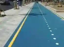 الفرق بين لون الاسفلت الازرق والاخضر والرمادي في شوارع الرياض بعد قرار تغيير الوان الاسفلت في العاصمة 