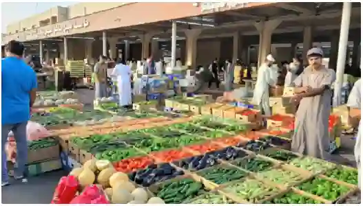 السعودية تصدر قرارات جديدة حول الجنسيات التي يسمح لها بالعمل في محلات الخضار في الرياض وجدة من بداية 2025