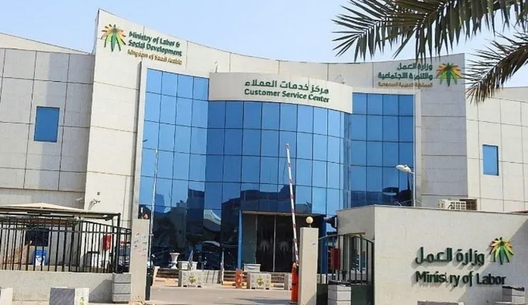 من اليوم السعودية تعلن  إلغاء الكفيل لخمس مهن جديدة 