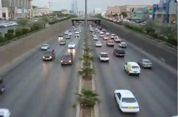 طرق بديلة لطريق الملك فهد وطريق العليا العام لتجنب الازدحام في أوقات الذروة