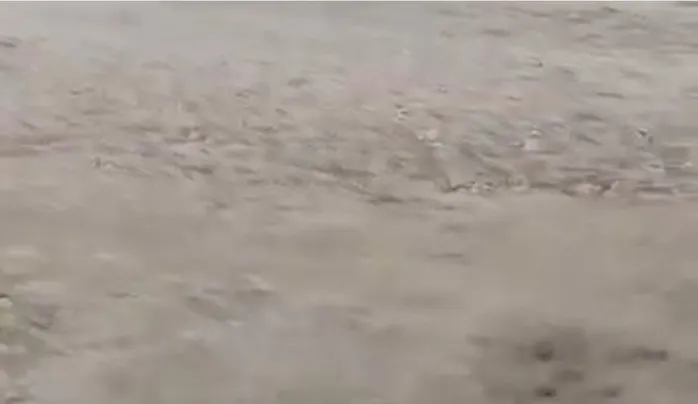 فيديو أمطار وسيول قوية ورياح عاصفة على نجران وعسير 