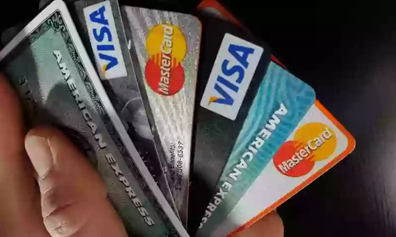 مقارنة بين بطاقات الفيزا في السعودية 1445 بالمميزات والعيوب وكيف تختار منها ما يناسب احتياجاتك؟ 