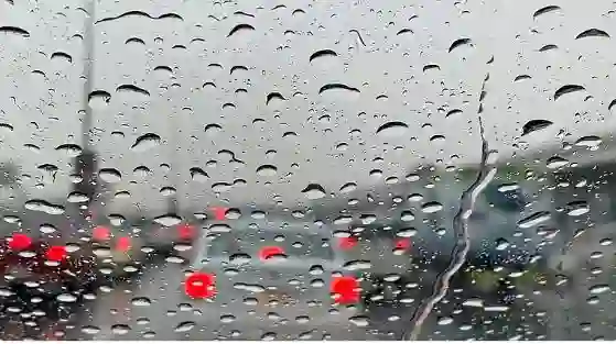 الوطني للأرصاد يرفع اللون الأحمر بسبب أمطار غزيرة تبدأ من فجر اليوم على هذه المناطق في وسط وجنوب السعودية 