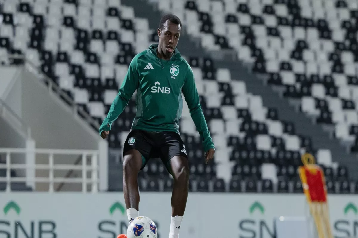 بين الاحتراف في أوربا وعرض مغري من الهلال .. سعود عبد الحميد يفجر مفاجأة خارج كل التوقعات 