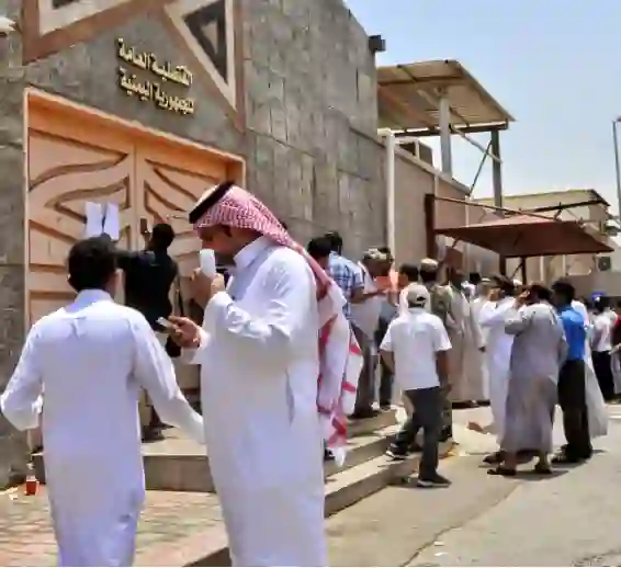 السفارة اليمنية في الرياض والقنصلية في جدة تطلب من المغتربين اليمنيين في السعودية سرعة استكمال هذا الإجراء الخاص بجوازات سفر المقيمين والوافدين بتأشيرة زيارة